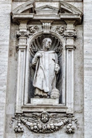 교황 성 카이오_by Giovanni Antonio Paracea_photo from walking tours of Rome website_on the facade of the Church of Santa Susanna in Rome_Italy.jpg